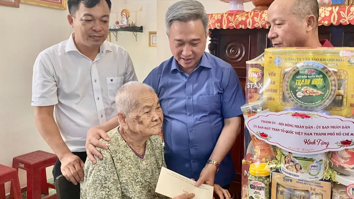 Le secrétaire adjoint du Comité du Parti de Ho Chi Minh-Ville, Dang Minh Thong, a rendu visite à des personnes méritantes dans les communes de Hoa Hoi et de Bau Lam.