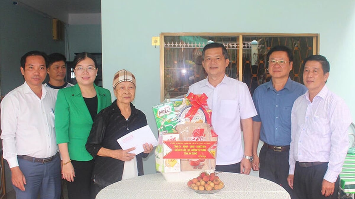 Le vice-président du Comité populaire provincial, Giang Thanh Khoa, a rendu visite et offert des cadeaux aux personnes méritantes à l'occasion du 78e anniversaire de la Journée des invalides de guerre et des martyrs.