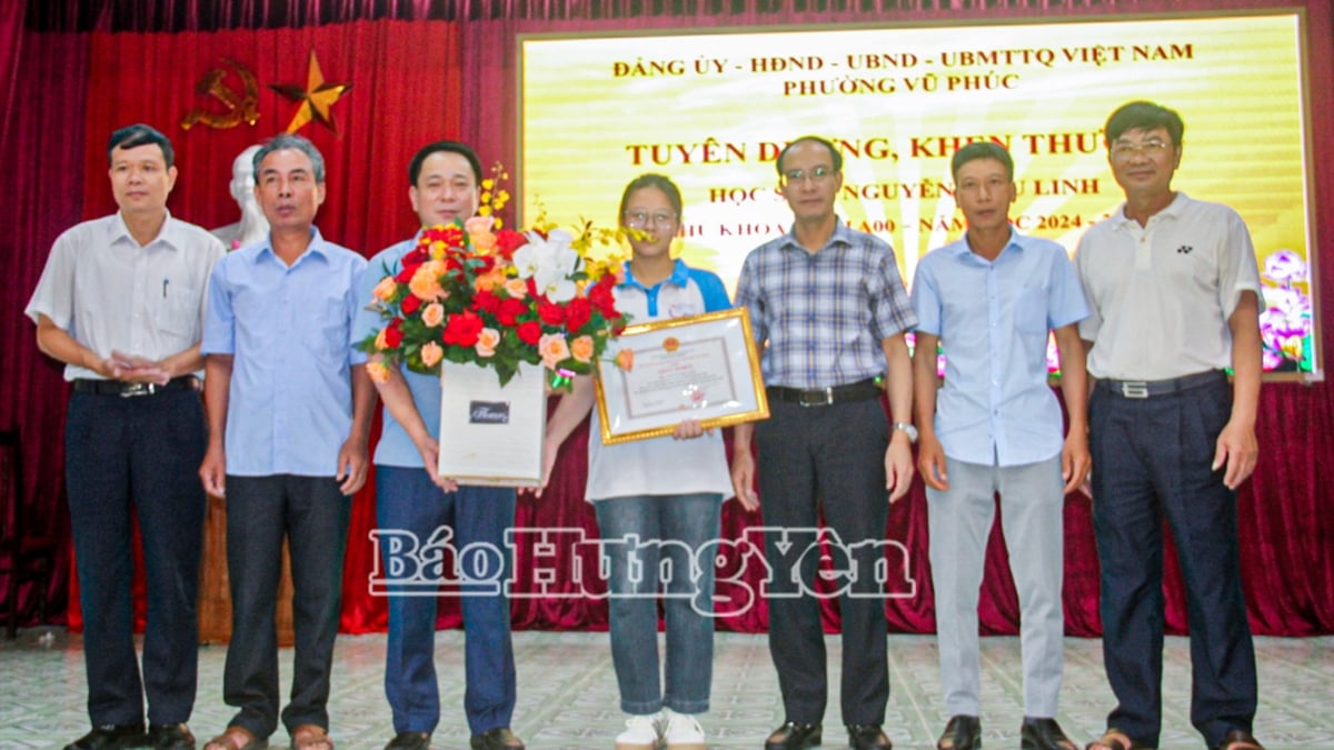 Vu Phuc Ward lobt und belohnt die besten Schüler des Blocks A00