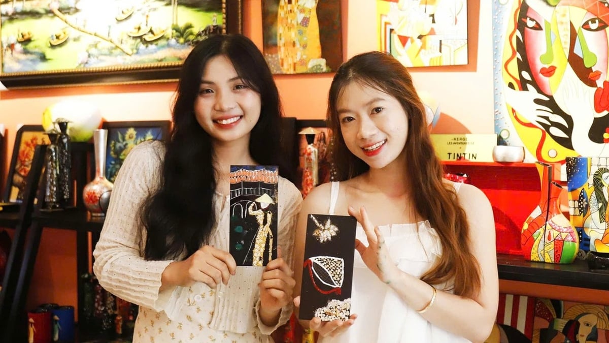 관광객들은 직접 칠기 그림을 만드는 체험을 즐긴다.