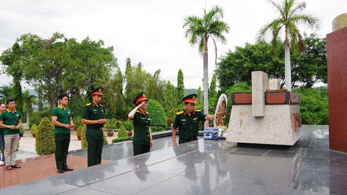 Offiziere und Mitglieder des Militärkrankenhauses 87 bringen Weihrauch auf dem Hon Dung Martyrs Cemetery dar