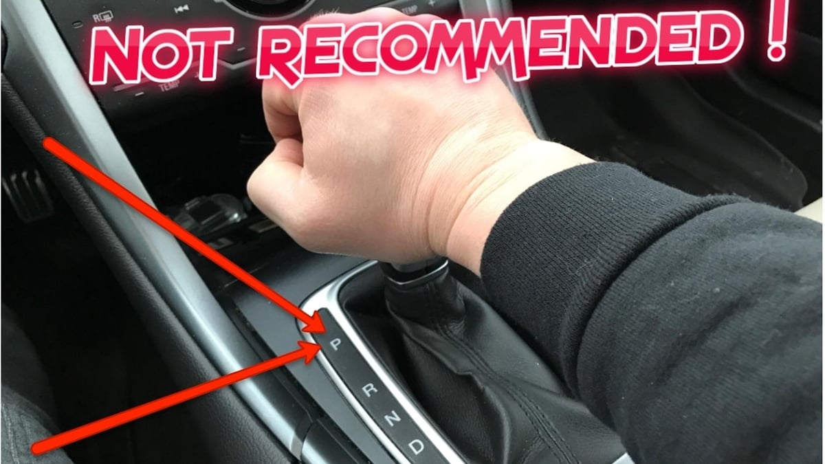 Was passiert, wenn Sie bei laufendem Motor in die P-Stellung schalten?