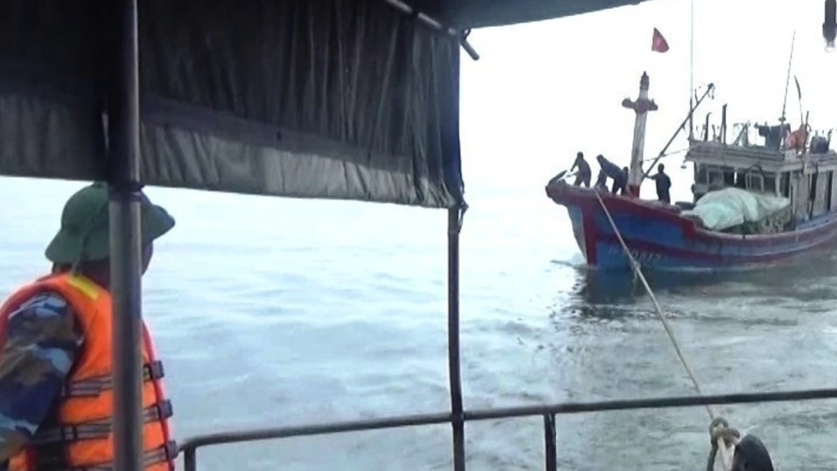 Rescatados con éxito 7 pescadores cuyo barco se hundió en el mar