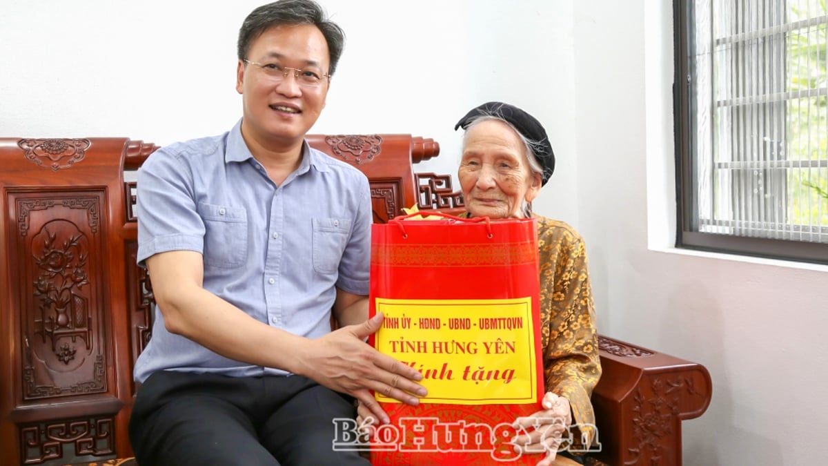 Der Parteisekretär der Provinz, Nguyen Huu Nghia, besuchte die Familien verdienter Persönlichkeiten in der Gemeinde Quynh Phu und überreichte ihnen Geschenke.