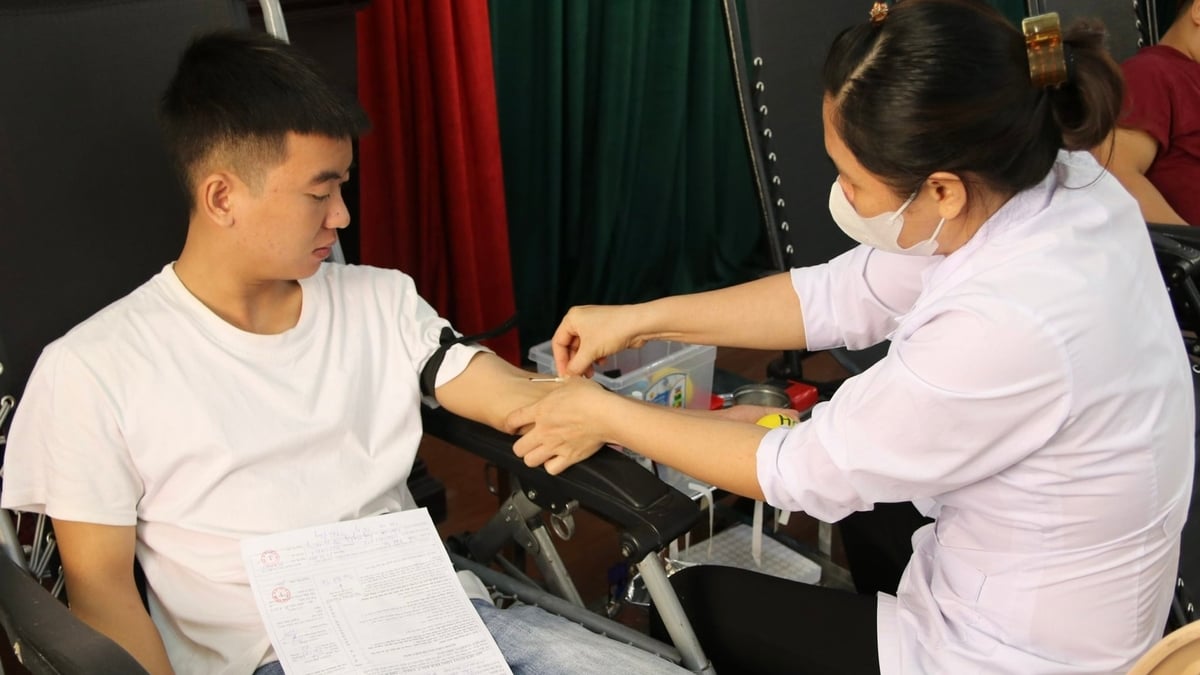 On the first day of operation, the fixed blood donation point in Tay Hai Phong attracted many participants.