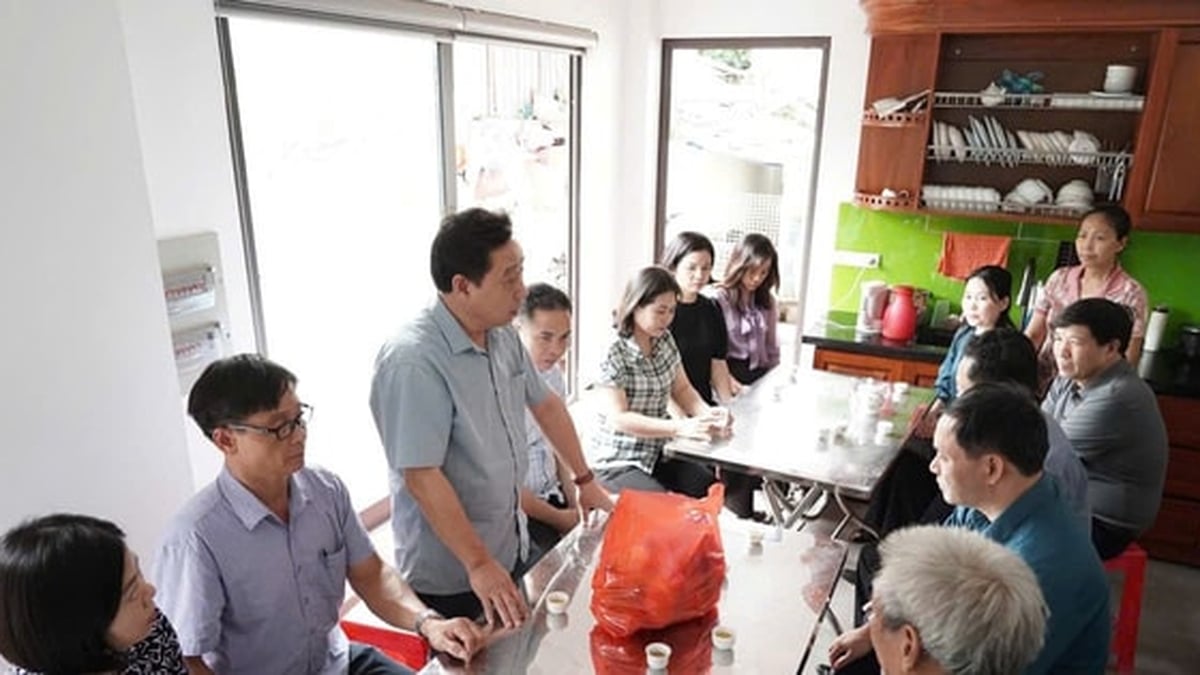 Thuong Tin Commune visits relatives of victims of the tourist boat capsize in Ha Long Bay