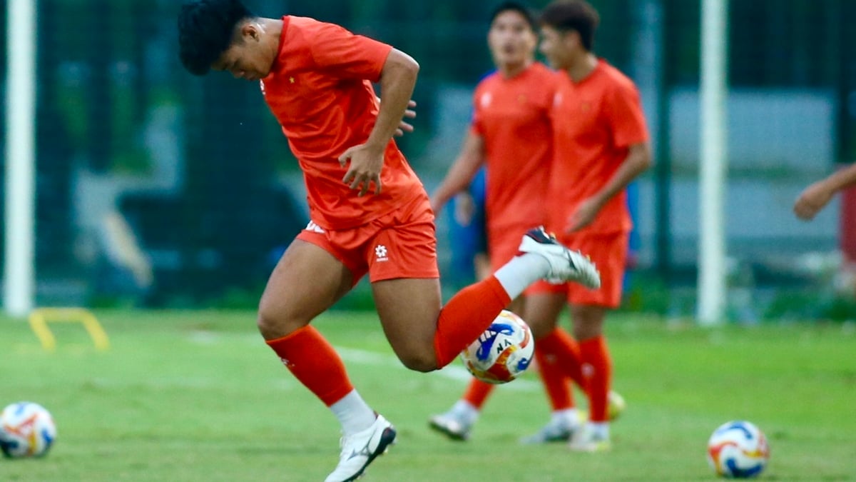 U.23 Vietnam central defender shows off Neymar-like skills, Dinh Bac returns fresh