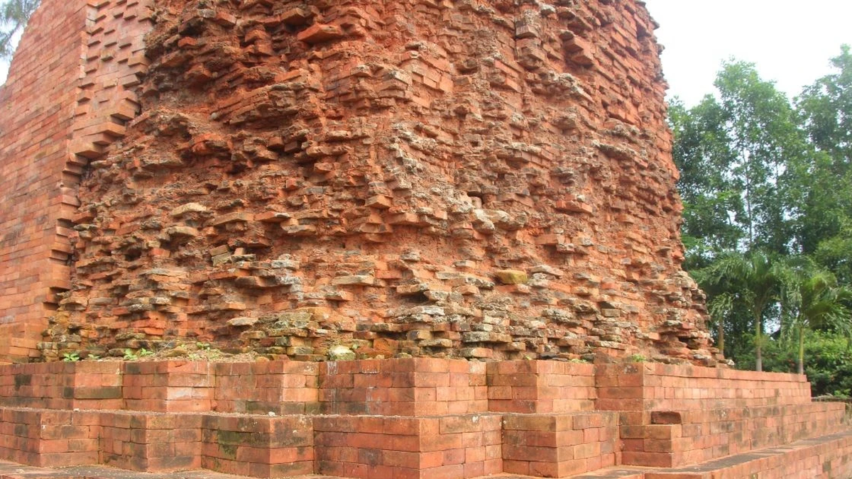 Proteger y preservar el sitio arqueológico de la Torre Vinh Hung para evitar la degradación y los daños.