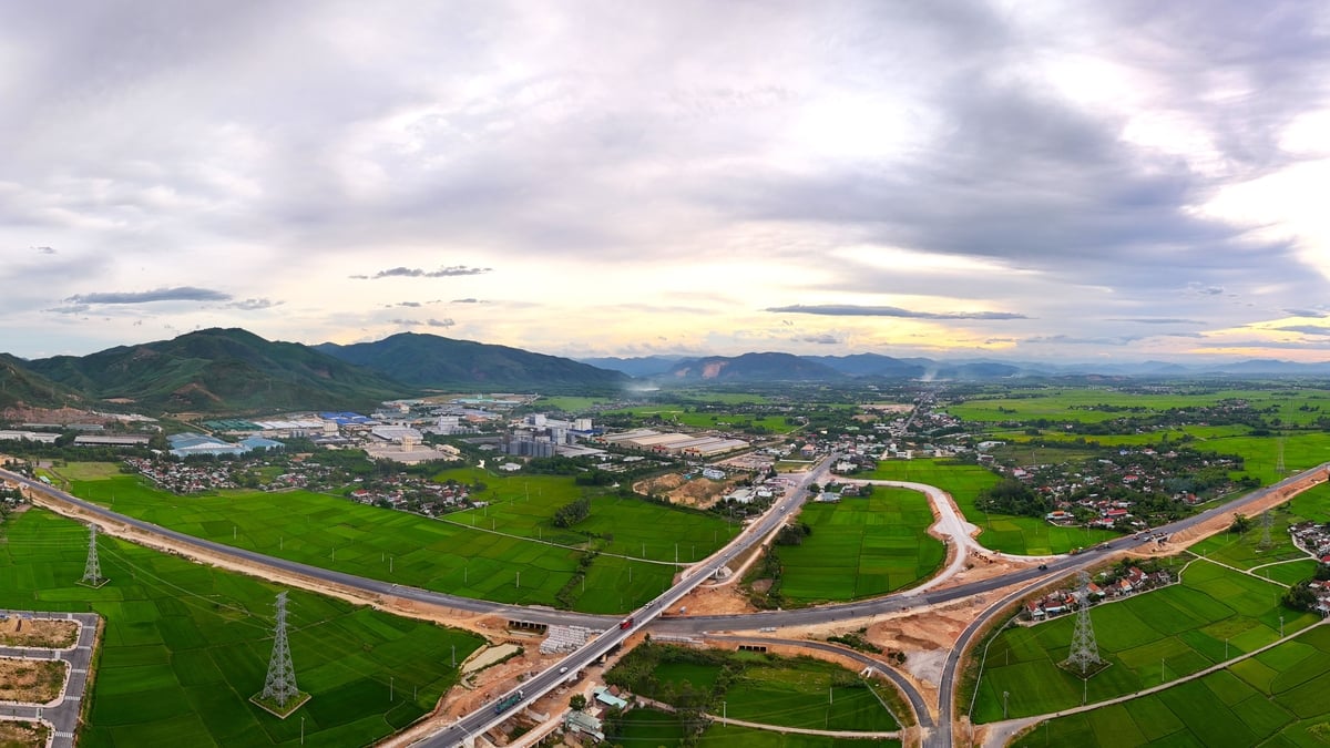 Những thảm nhựa 'nước rút' trên cao tốc Bắc - Nam qua Gia Lai