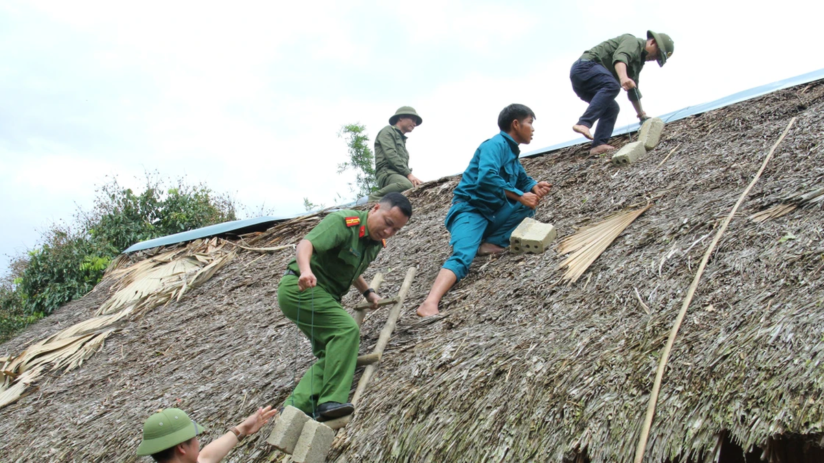 ตำรวจตำบลเชียงเกนช่วยเหลือประชาชนสร้างบ้านเพิ่มหลังจากพายุพัดถล่ม