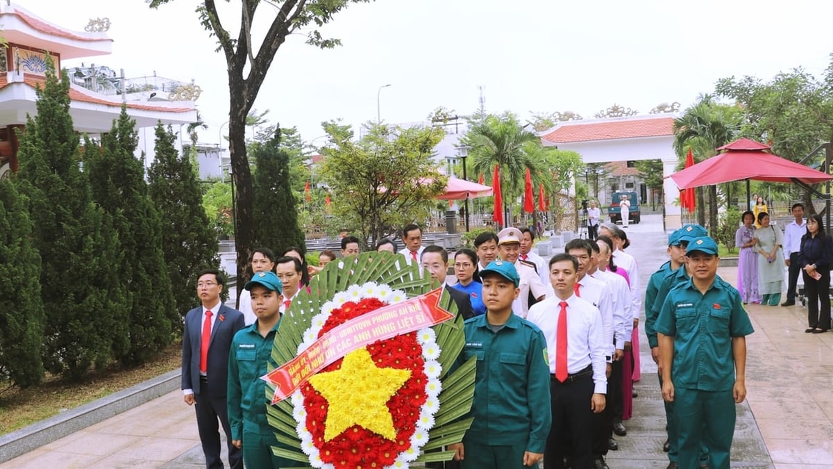 ผู้นำเขตอันเคเยี่ยมชมสุสานผู้พลีชีพฮัวพัทและอนุสาวรีย์แม่ผู้กล้าหาญธัญเค