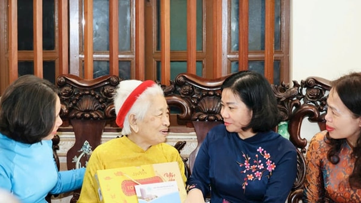 La camarade Nguyen Thi Tuyen rend hommage aux personnes méritantes de Hanoi