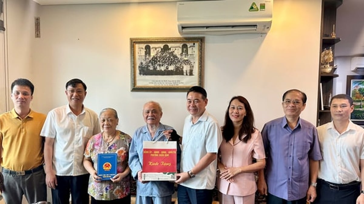 ผู้นำแขวงซวนดิญเยี่ยมและมอบของขวัญแก่ผู้มีจิตศรัทธา