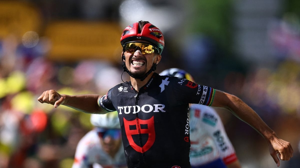Un coureur célèbre faussement après avoir cru remporter l'étape du Tour de France