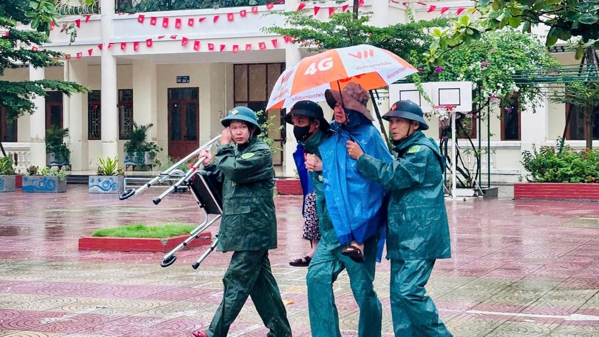 Hai Phong évacue d'urgence les habitants vers des endroits sûrs pour éviter la tempête