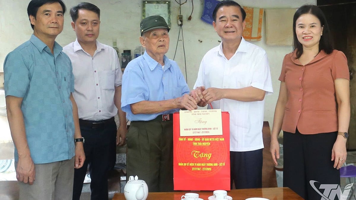 Provincial leaders visit and present gifts to meritorious people in Tan Ky commune