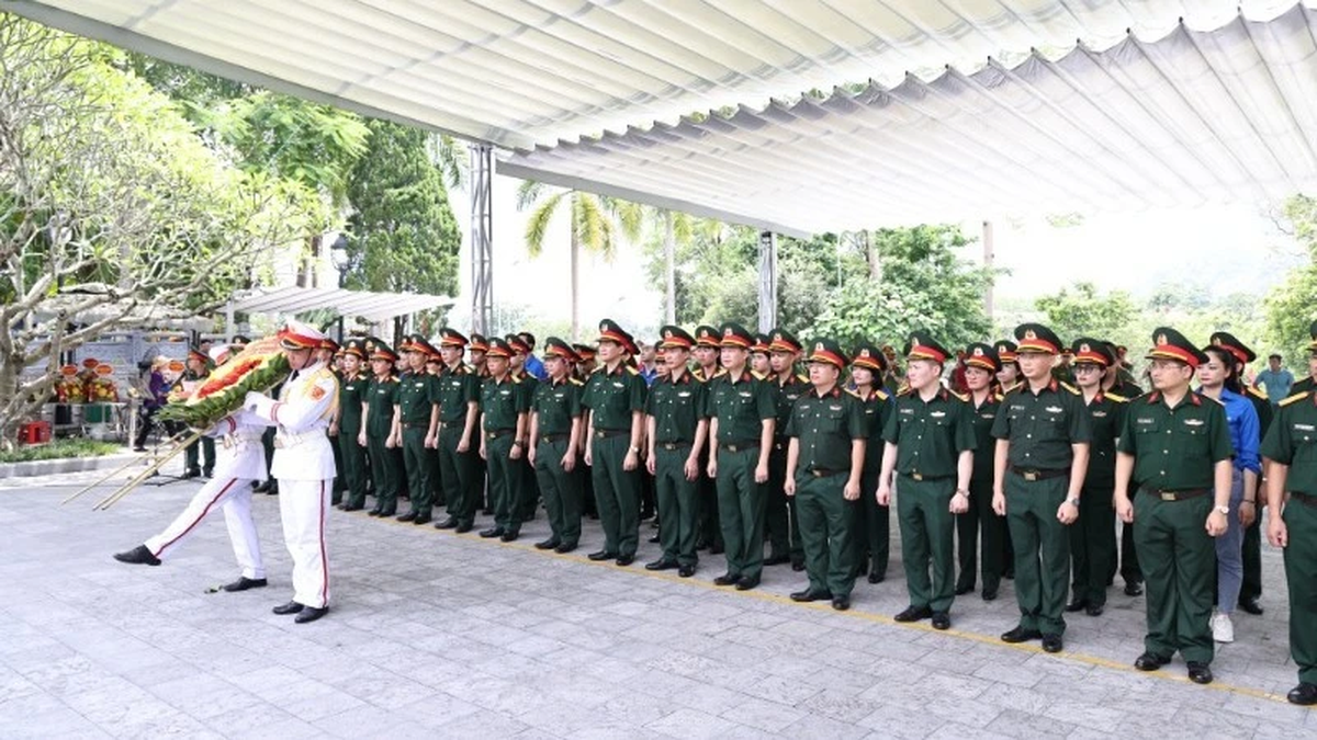 แพทย์จากโรงพยาบาลทหารกลาง 108 ถวายธูปรำลึกวีรชนผู้เสียสละ ณ สุสานวีเซวียนแห่งชาติ