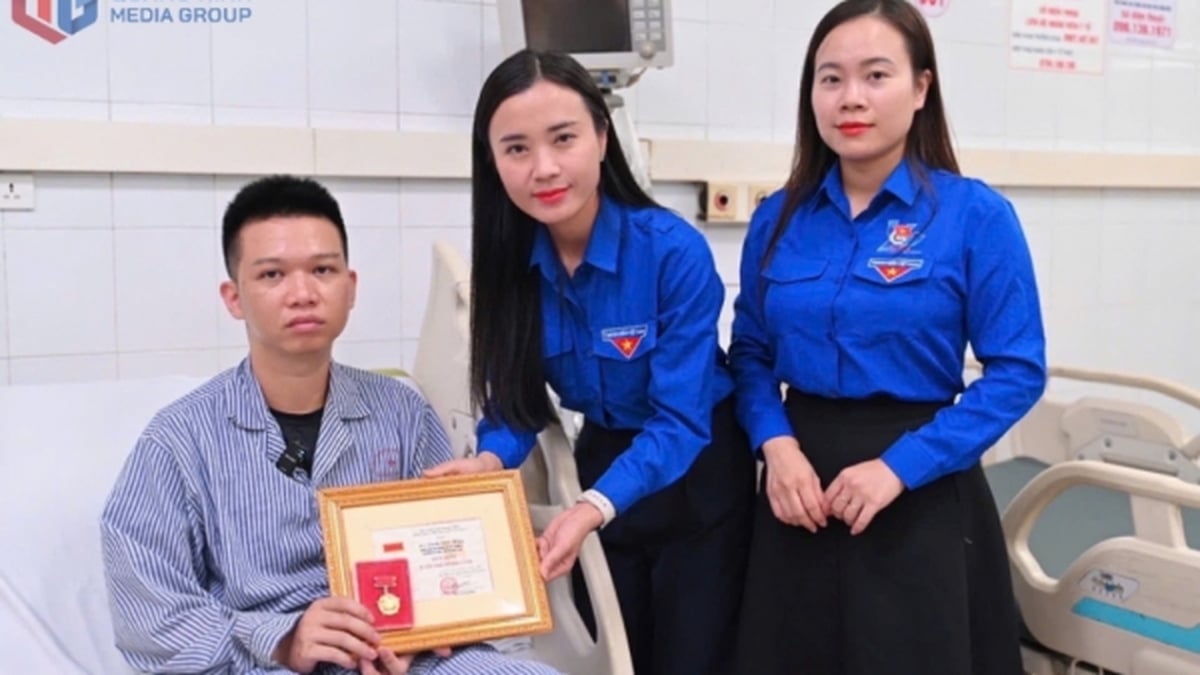 Remise du badge « Jeunesse courageuse » au membre du syndicat qui a sauvé 4 personnes lors du naufrage du bateau dans la baie d'Ha Long