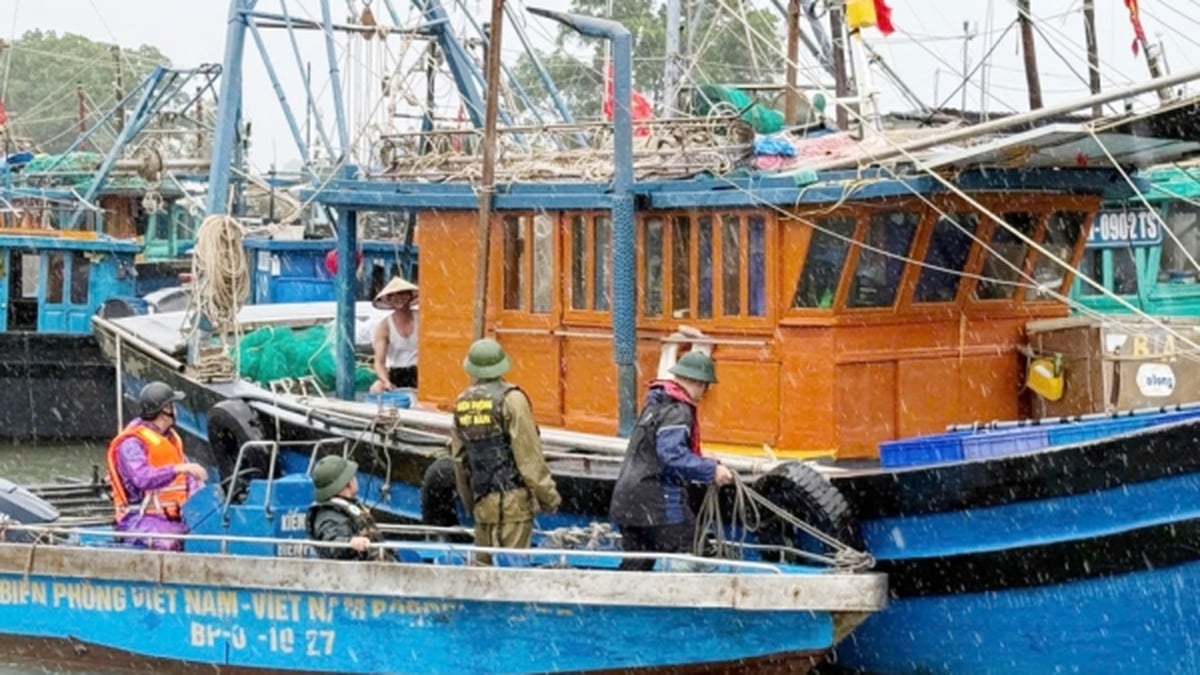Les gardes-frontières de Tra Co achèvent leurs travaux pour appeler les navires à se mettre à l'abri de la tempête Wipha