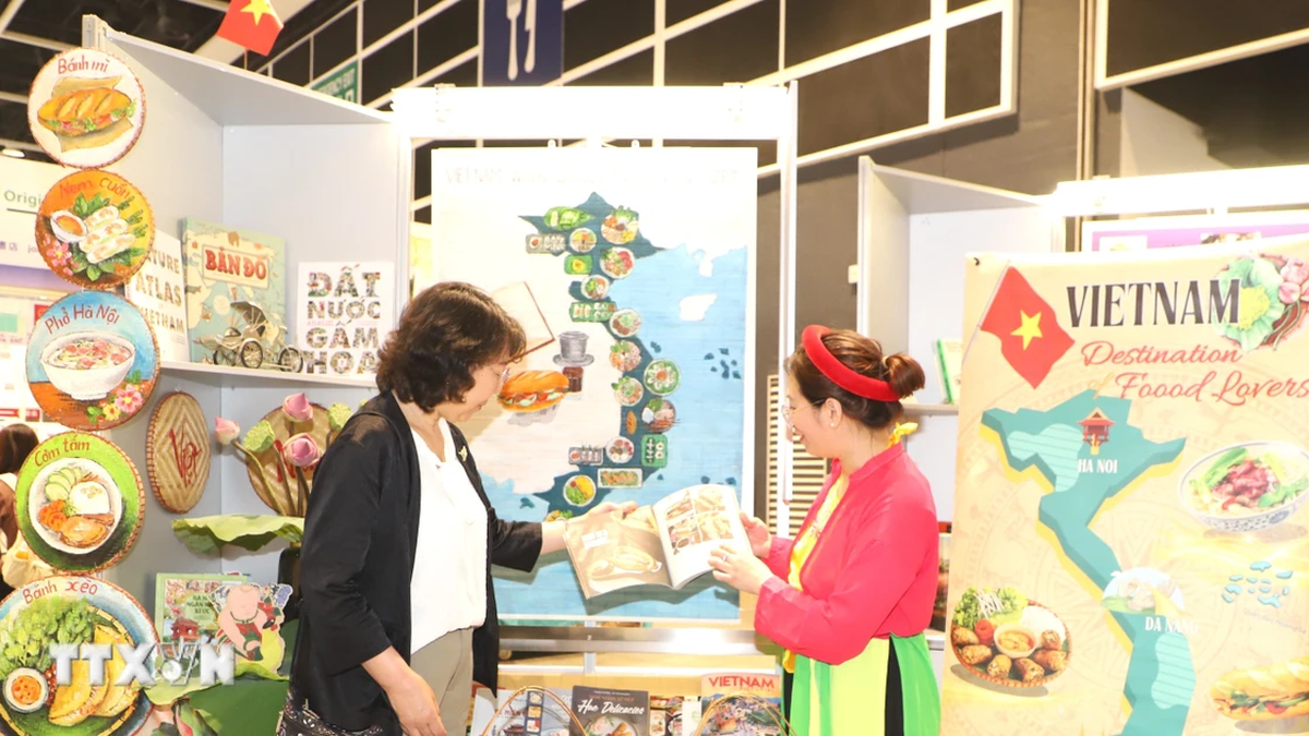 Vietnamese culinary culture booth at Hong Kong Book Fair (China) attracts visitors