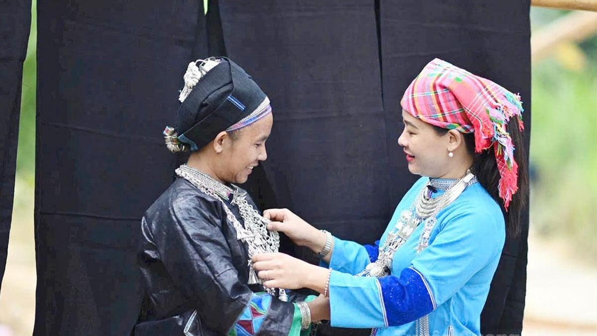 Nung U Nam Dan 여성들의 드레스에 묻은 인디고