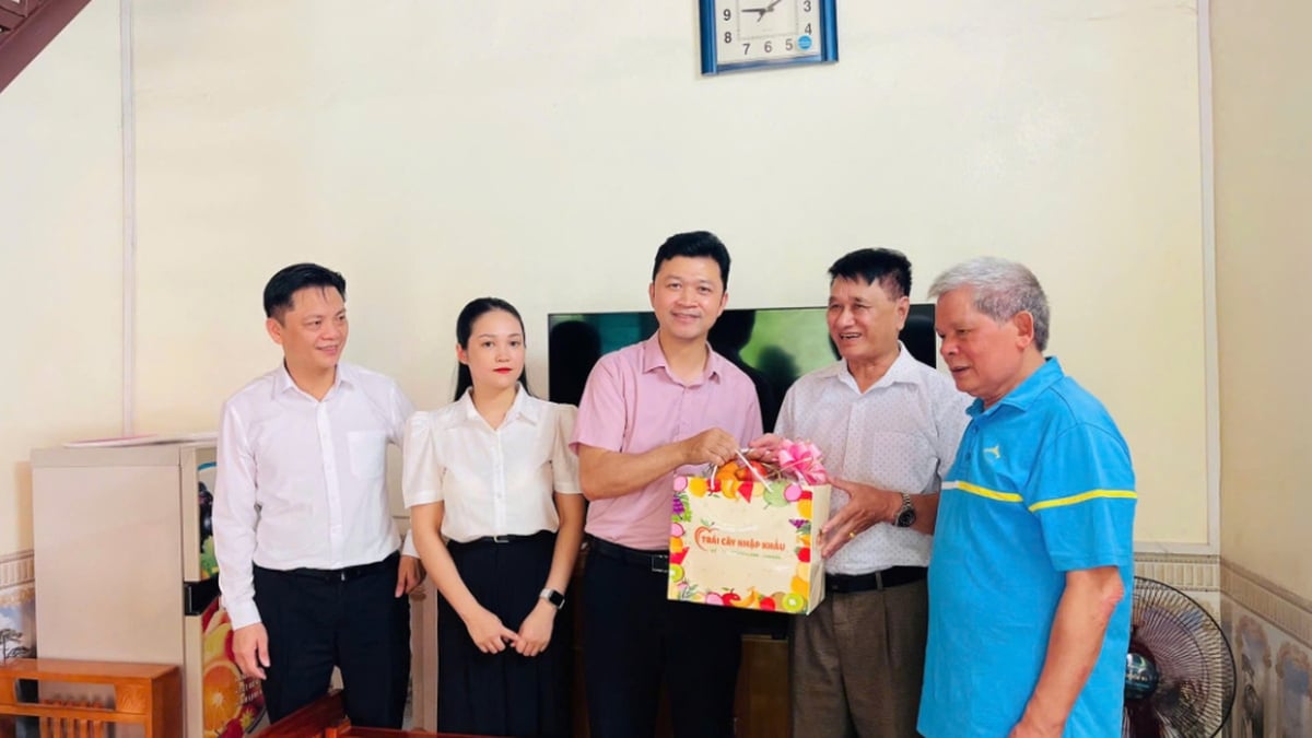 Einheiten und Ortschaften besuchen Familien mit verdienstvollen Diensten und Arbeitern und überreichen ihnen Geschenke am Tag der Kriegsinvaliden und Märtyrer - Cao Bang Electronic Newspaper