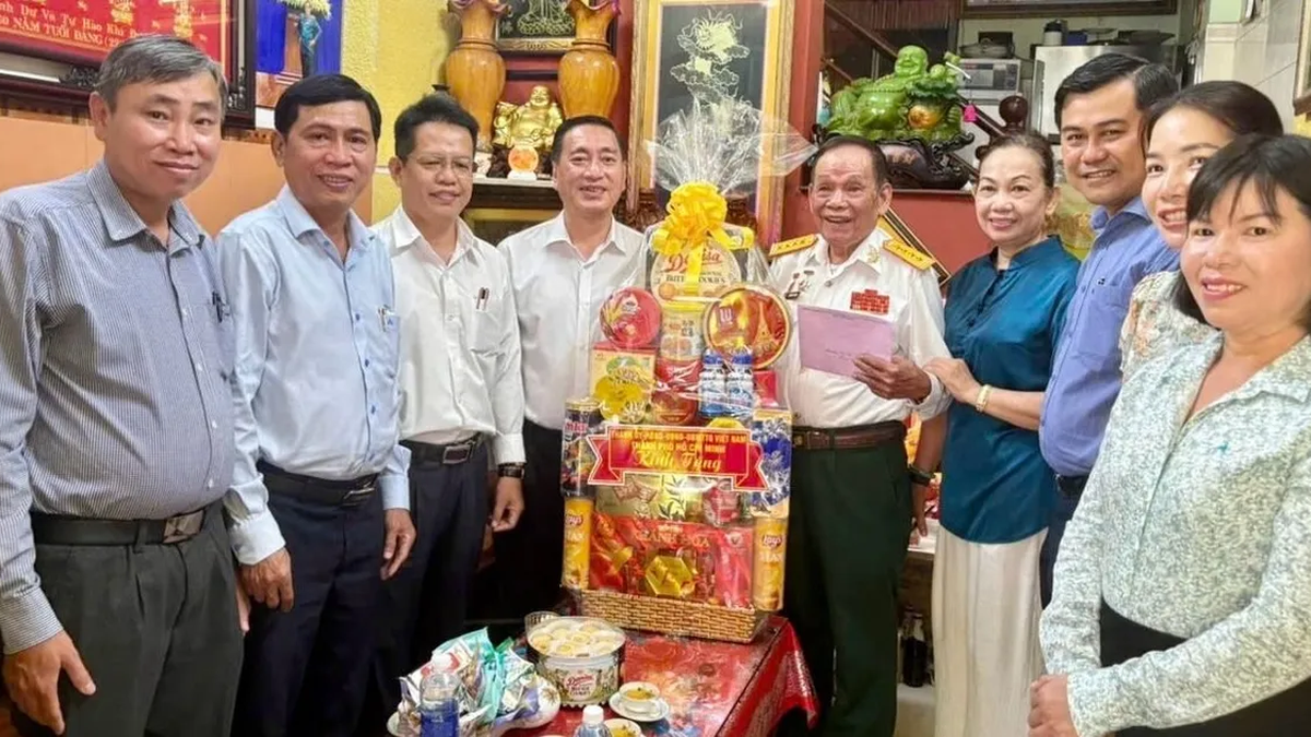 สหาย Pham Thanh Kien เยี่ยมชมและมอบของขวัญให้กับครอบครัวนโยบายดีเด่น