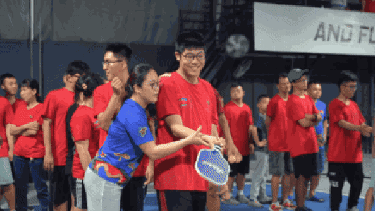 VIDEO: Clase gratuita y cálida de pickleball para niños autistas y con discapacidad mental