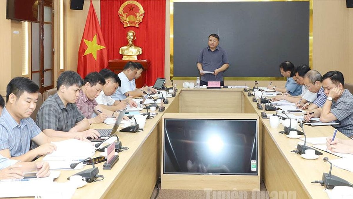 ประธานคณะกรรมการประชาชนจังหวัด Phan Huy Ngoc ทำงานร่วมกับนักลงทุนเกี่ยวกับความคืบหน้าของการดำเนินโครงการ โปรแกรม และภารกิจสำคัญต่างๆ
