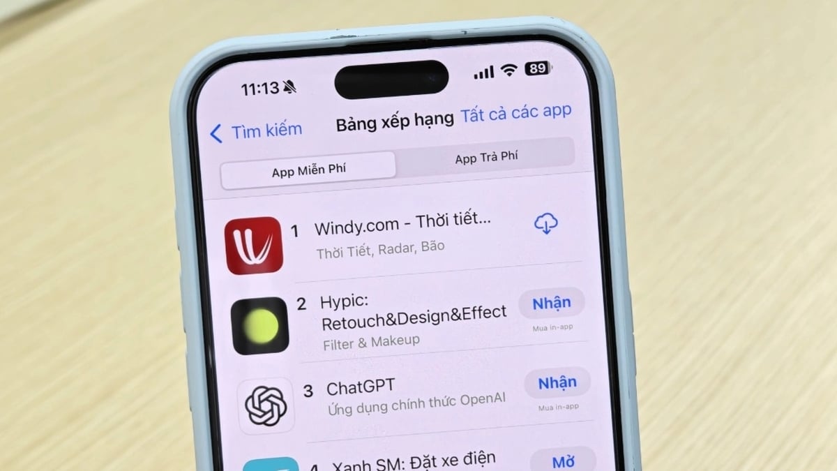 تطبيق Wipha Typhoon Tracking الأكثر تنزيلًا على iPhone