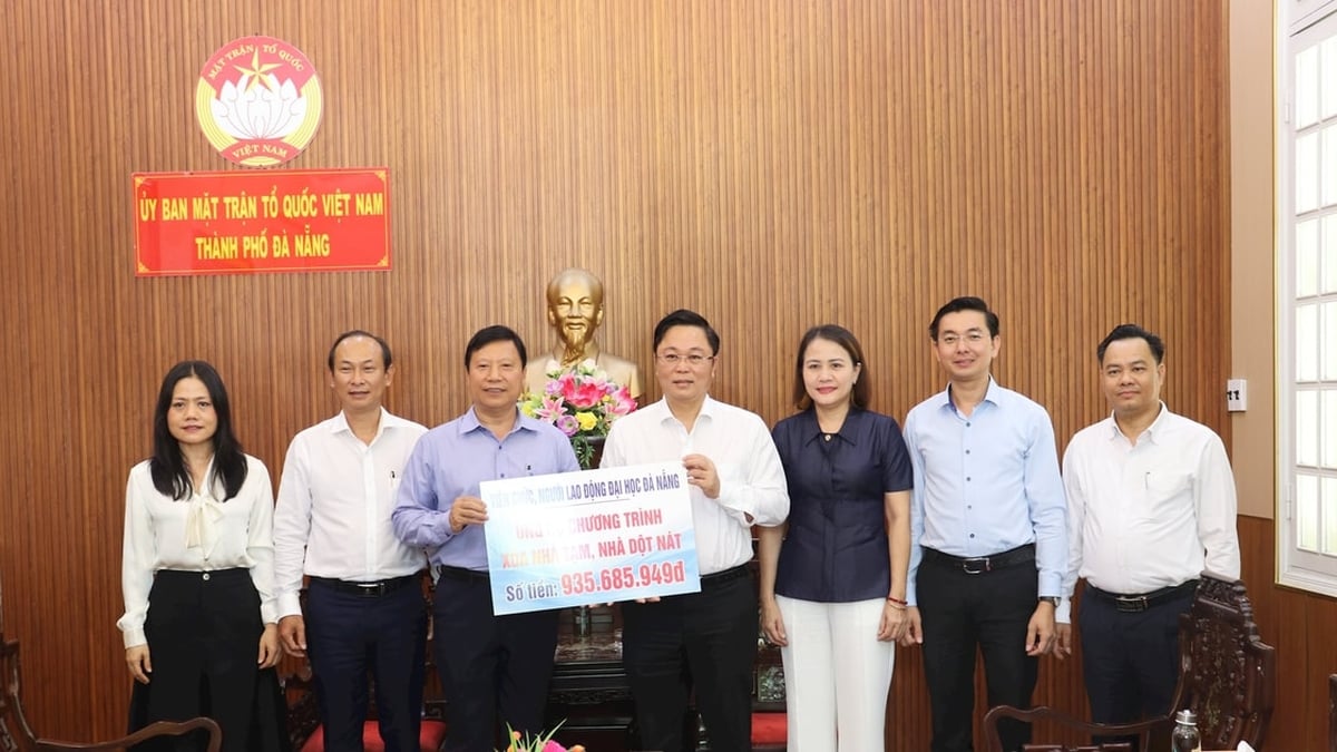 Die Universität Danang spendete fast 950 Millionen VND, um sich an der „Beseitigung von provisorischen und baufälligen Häusern“ zu beteiligen.