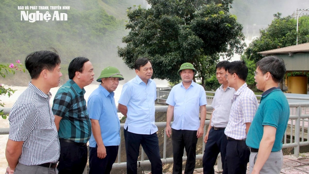 Der stellvertretende Minister für Landwirtschaft und Umwelt, Nguyen Hoang Hiep, inspiziert den Betrieb des Ban Ve-Wasserkraftwerks