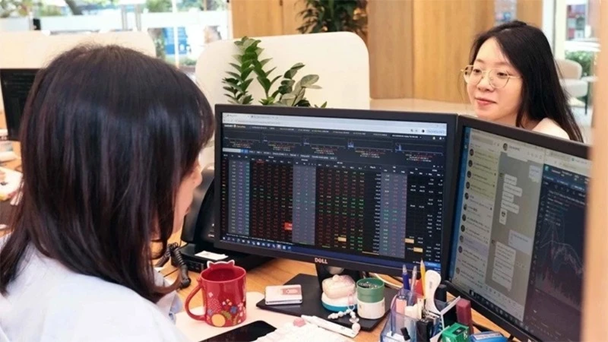 외국인 투자자들 순매수 복귀, VN지수 2포인트 이상 상승에 그쳐