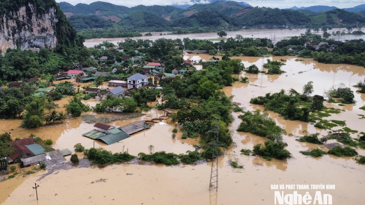 น้ำท่วมที่เพิ่มสูงขึ้นล้อมรอบและตัดขาดจากชุมชนกอนเกือง ทำให้บ้านเรือนจำนวนมากถูกน้ำท่วมและสูญเสียทรัพย์สินทั้งหมด