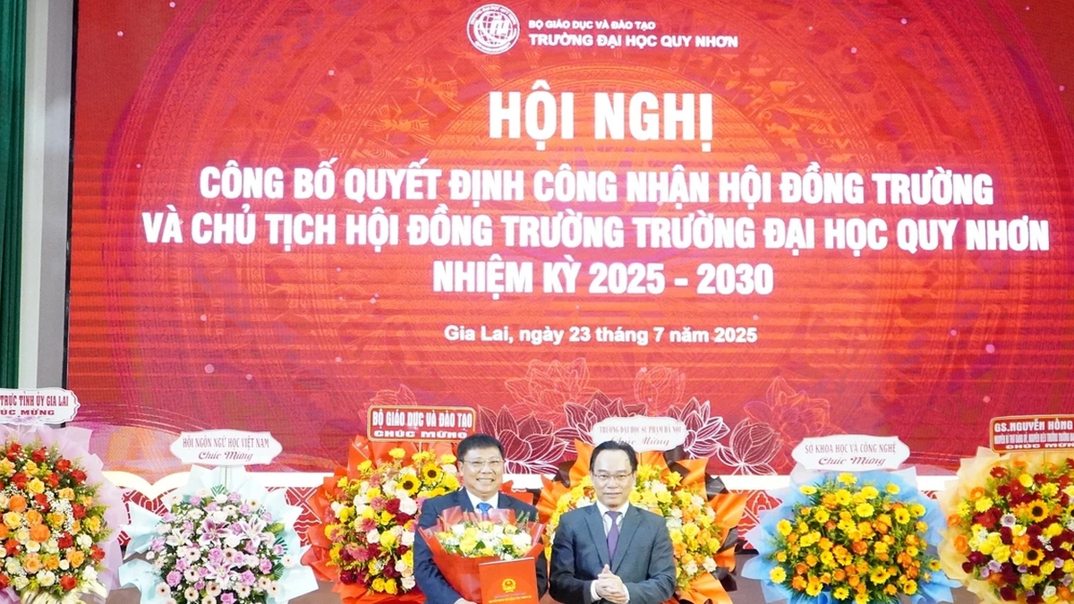 Annonce du Conseil universitaire et du Président du Conseil de l'Université de Quy Nhon