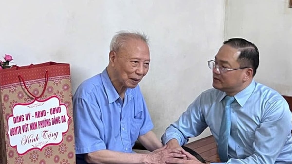 Dong Da Ward: Räucherstäbchen darbieten zum Gedenken an Helden und Märtyrer