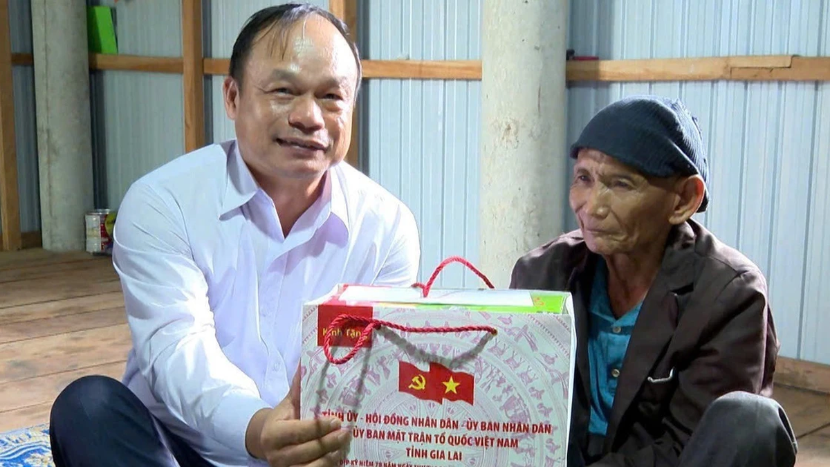 Le vice-président du Comité populaire provincial de Gia Lai, Duong Mah Tiep, a visité et offert des cadeaux à l'occasion du 27 juillet dans les communes de Canh Vinh et de Canh Lien.