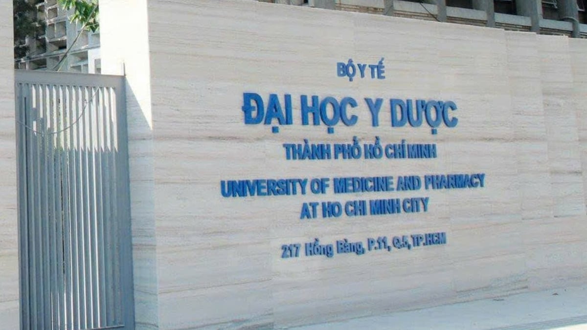 The floor score of Ho Chi Minh City University of Medicine and Pharmacy in 2025 decreased by 2 points compared to last year.
