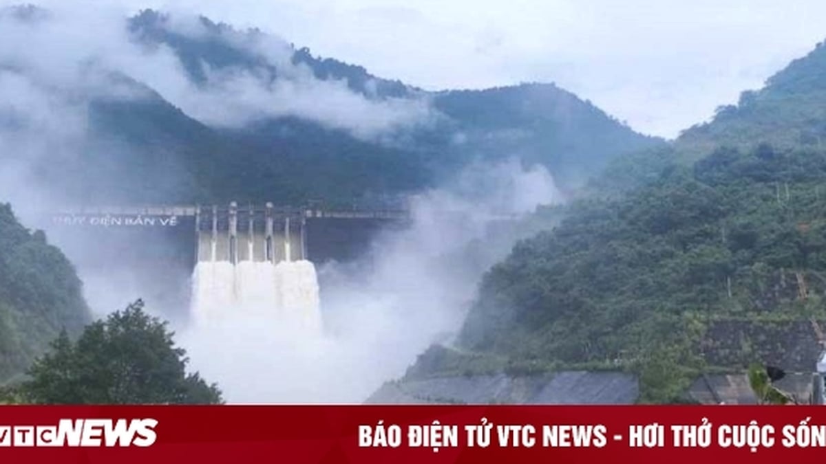 Nghe An: Floods are coming in droves, Ban Ve Hydropower Plant has to release water urgently