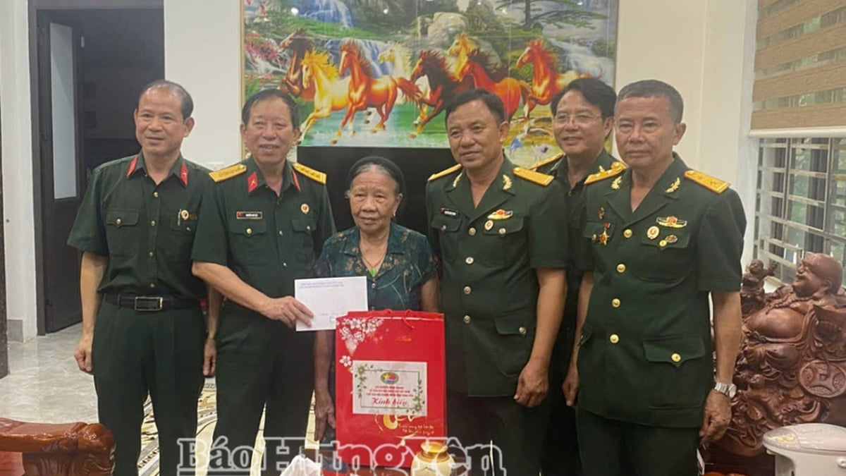 Unités et localités de la province : Visitez et offrez des cadeaux aux familles des bénéficiaires de la police et aux personnes ayant apporté des contributions révolutionnaires.