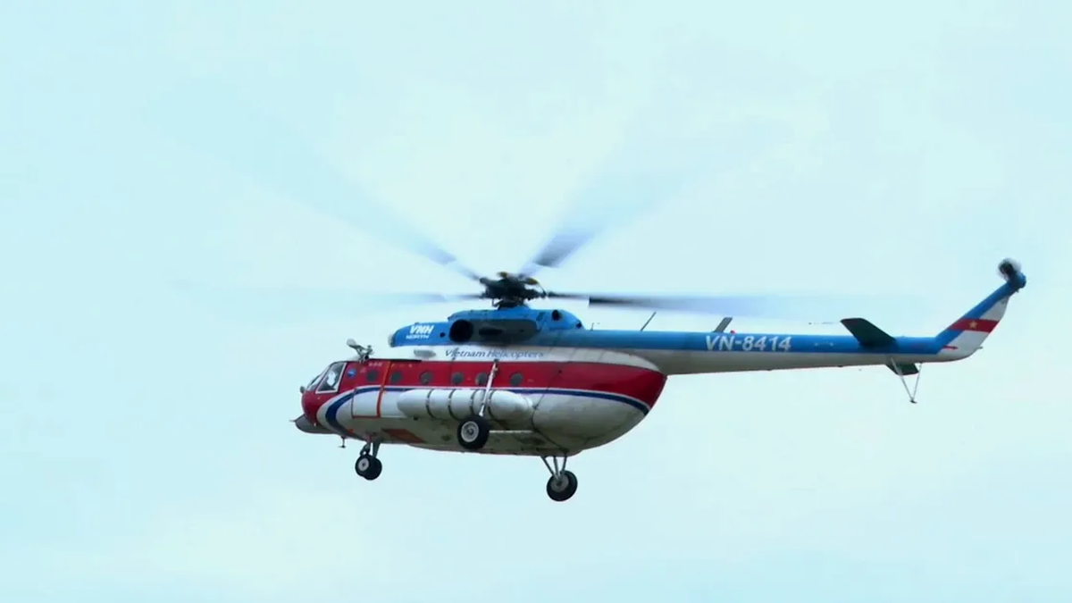 Mobilisation d'hélicoptères pour apporter des secours aux victimes des inondations à Nghe An