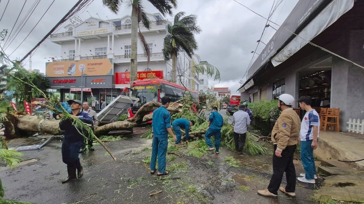 More than 180 officers and soldiers help people overcome the consequences of storms and floods
