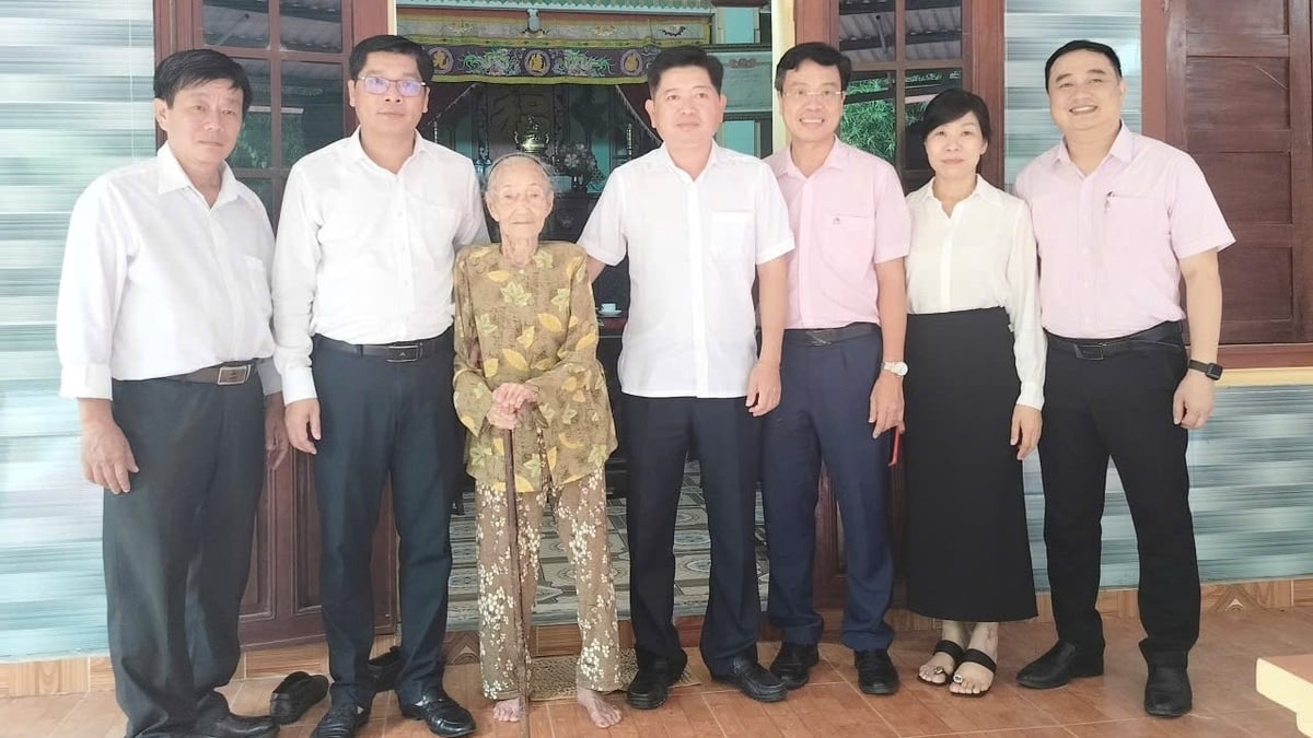 Líderes de la ciudad visitan y entregan obsequios a las Madres Heroicas Vietnamitas en el distrito de Phong Phu