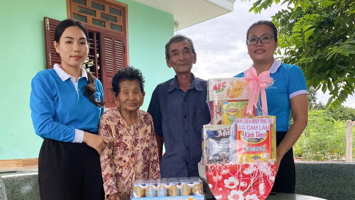 สหภาพสตรีชุมชน Cam Lam เยี่ยมชมและมอบของขวัญให้กับครอบครัวผู้กำหนดนโยบาย 3 ครอบครัว