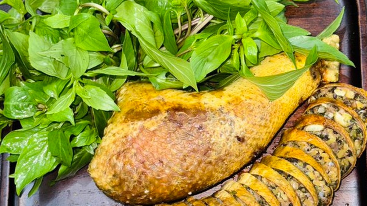 En collectant chaque cou de canard de la campagne à la ville, je fais un délicieux saucisson de cou de canard imbattable, plein du goût de la campagne et des souvenirs de ma mère.