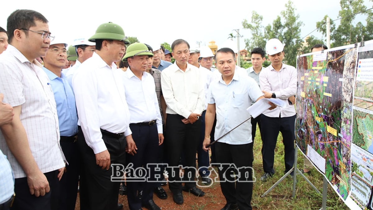 Le ministre de la Construction Tran Hong Minh inspecte la mise en œuvre du projet d'investissement de construction du chemin de fer Lao Cai - Hanoi - Hai Phong à travers la province de Hung Yen.