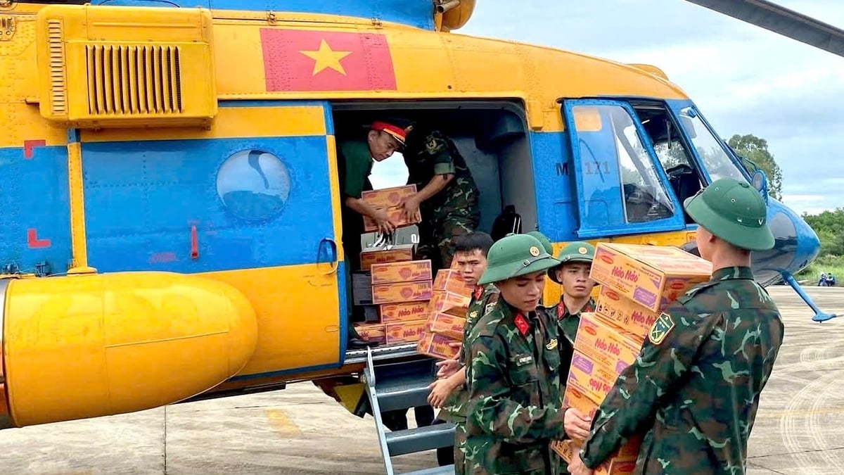 เฮลิคอปเตอร์ส่งอาหารไปยังจุดที่ถูกทิ้งร้างใน 'ศูนย์น้ำท่วม' เหงะอาน