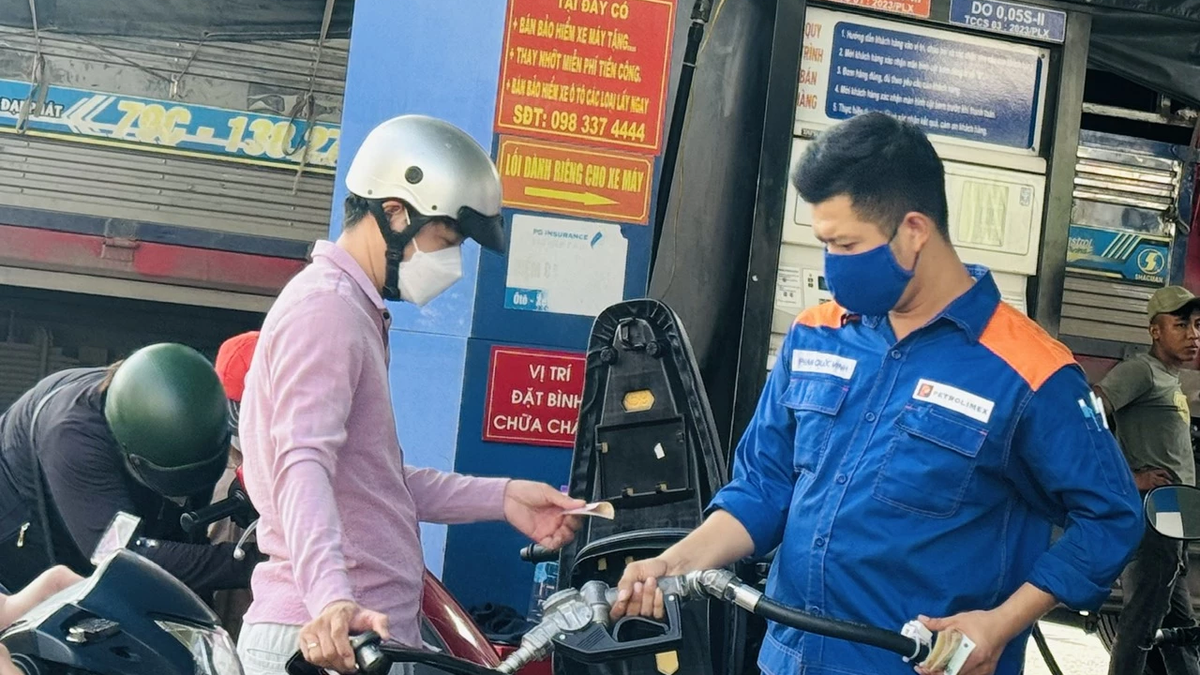 ガソリンと原油価格は逆方向に変動する