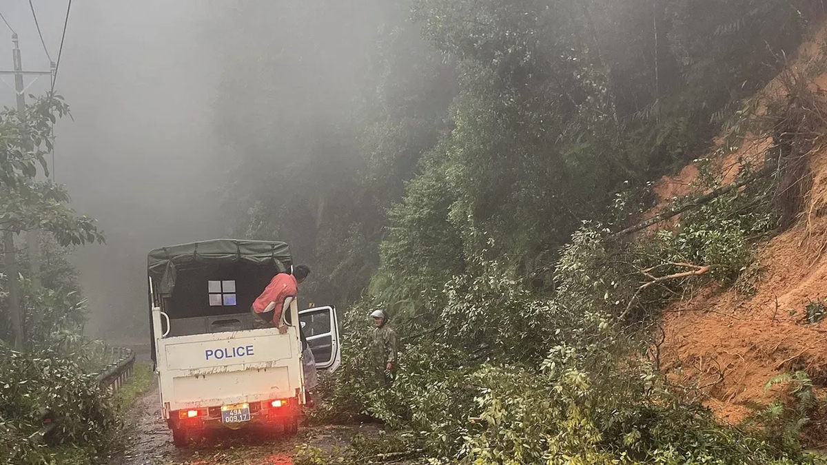 Glissements de terrain à de nombreux endroits sur la route nationale 27, Lam Dong