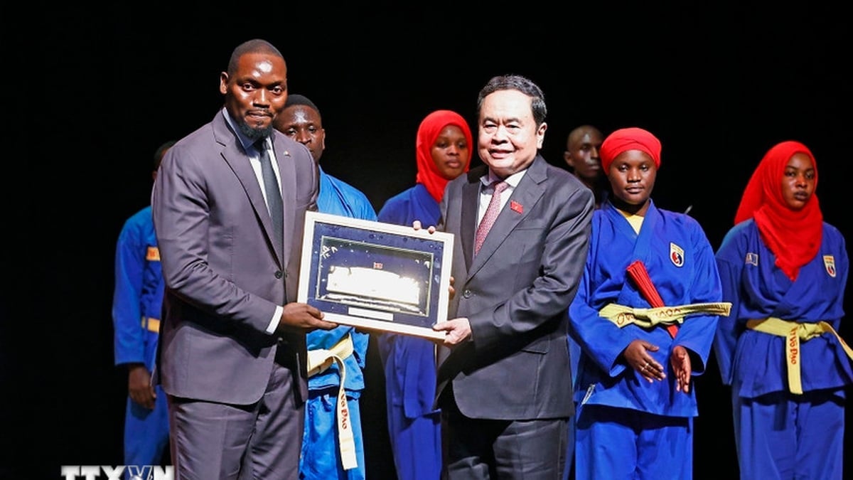 Le président de l'Assemblée nationale, Tran Thanh Man, et son épouse visitent le Vovinam Club au Sénégal